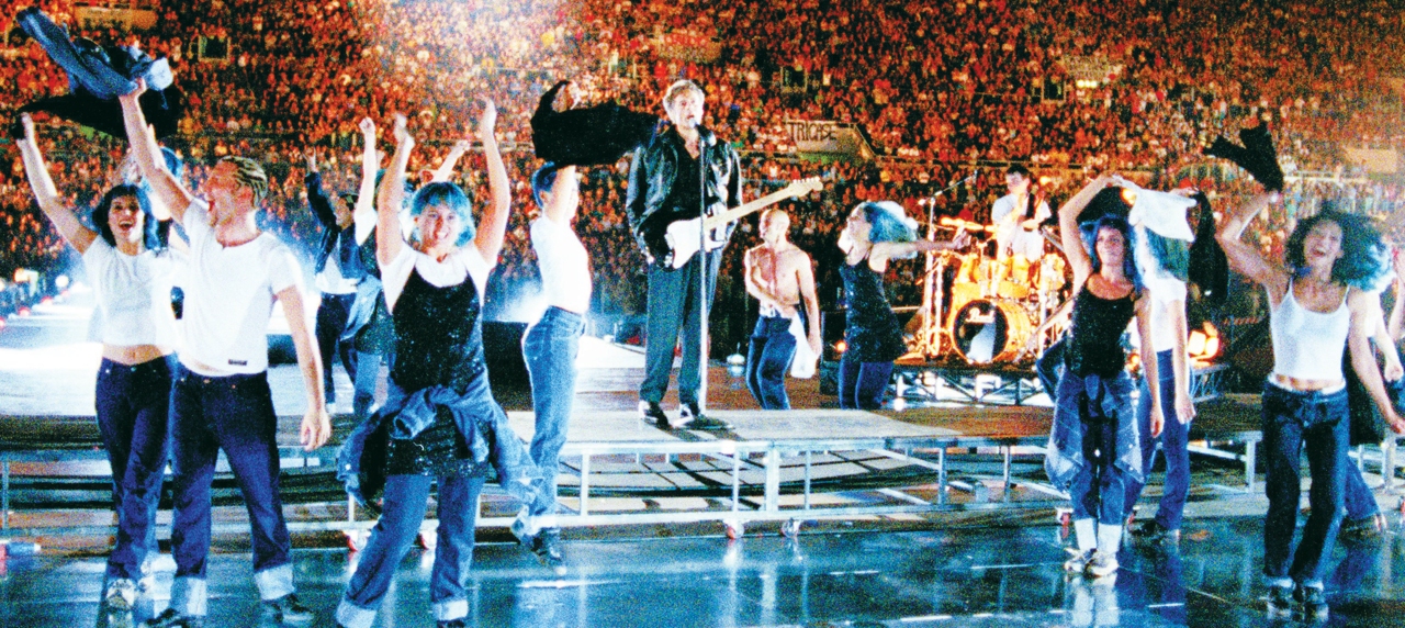 Un cantautore versatile e generoso, e un perfezionista quasi maniacale. Viaggio tra gli show negli stadi: dal minimalismo a San Siro agli effetti speciali allâ€™Olimpico.
