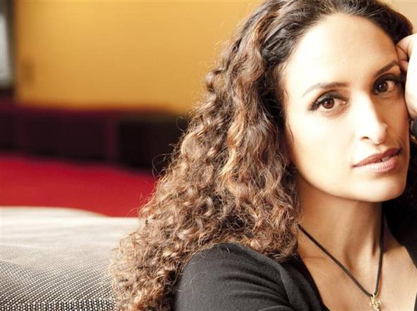 La cantante, di rientro dallâ€™Italia, denuncia su Facebook: Â«Una situazione da incuboÂ» GiÃ  in passato era finita al centro della polemica politica per le sue posizioni pacifiste