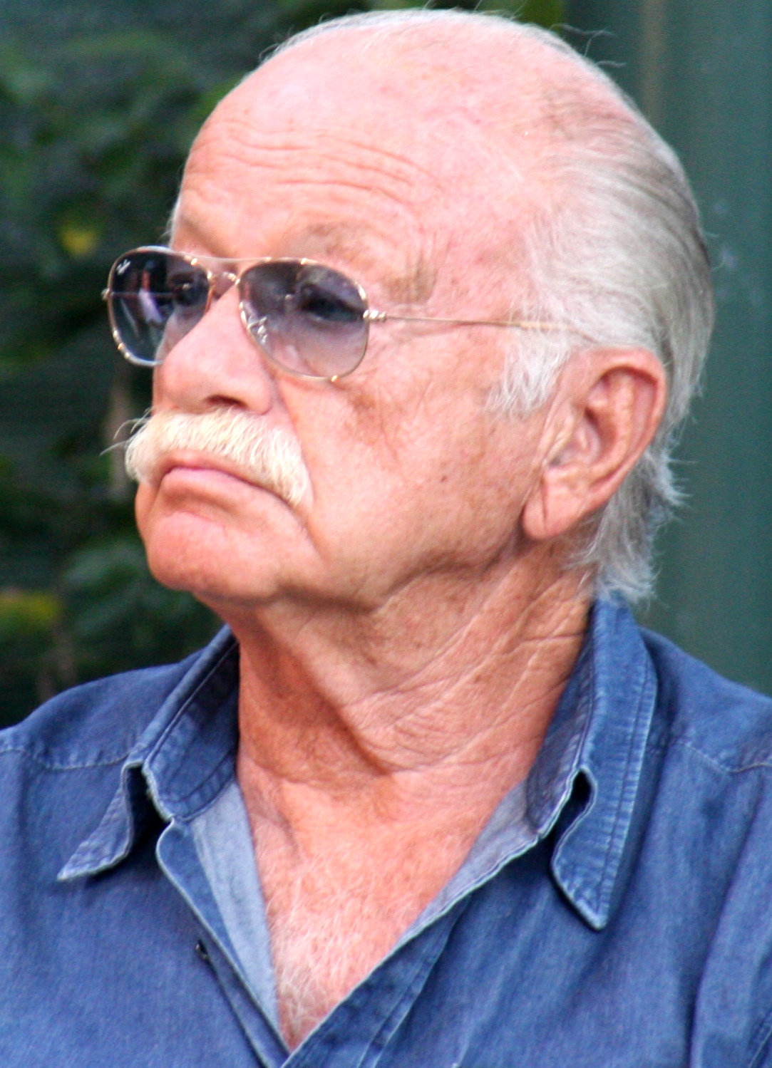 L\'ex presidente Siae sotto inchiesta alla cerimonia di consegna dei diplomi a un corso sulla pubblica amministrazione a Genova. L\'ingresso sulle note di \'Sapore di sale\'. Il rettore dell\'UniversitÃ : \