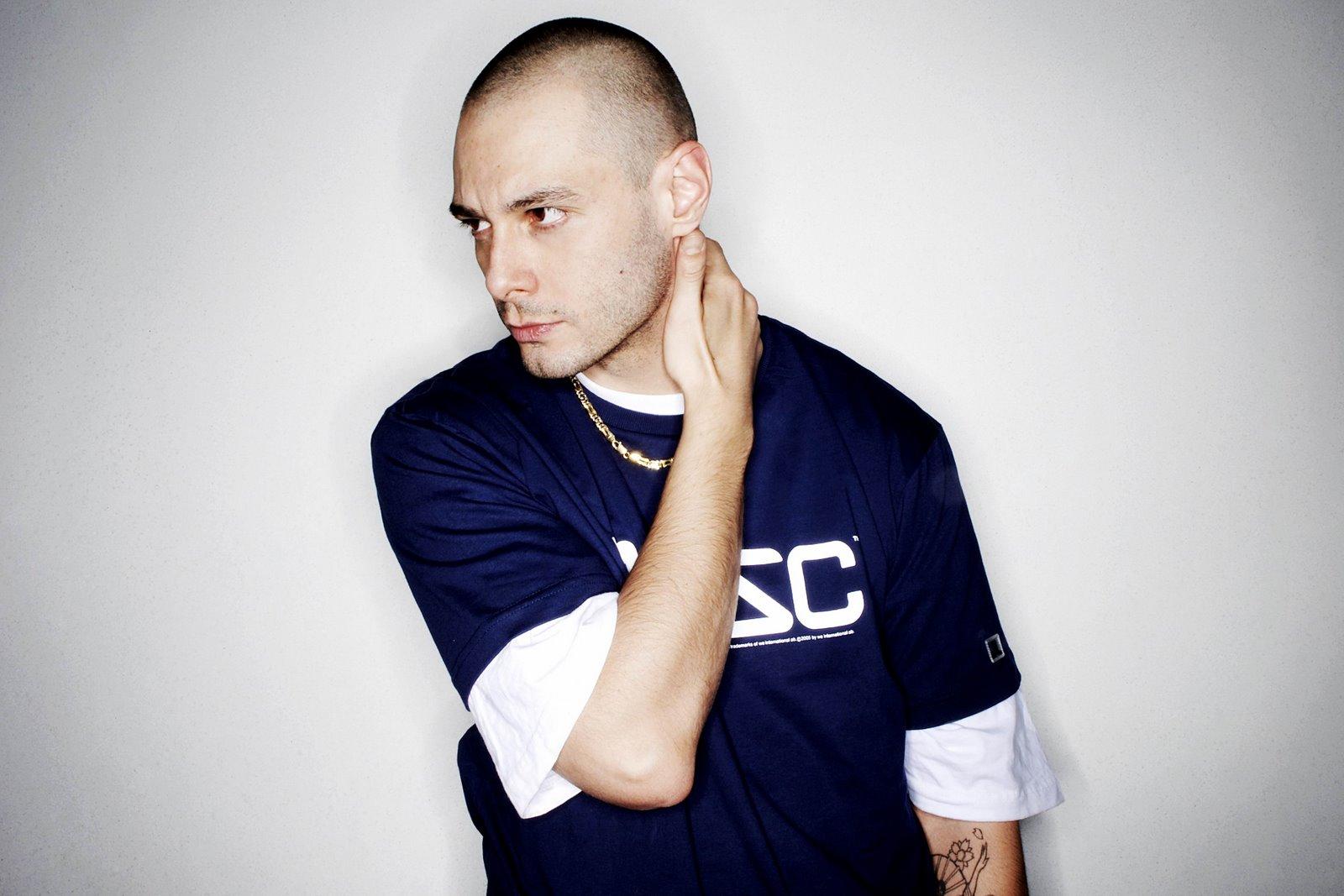 Il rapper presenta su Twitter il suo nuovo album di inediti