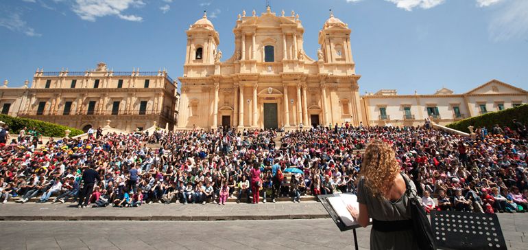La localitÃ  in provincia di Siracusa sarÃ  lo scenario della rassegna â€œNei Luoghi della Bellezzaâ€, che il 24 aprile ospiterÃ  il musicista Marco Mencoboni e il suo progetto rivolto ai bambini