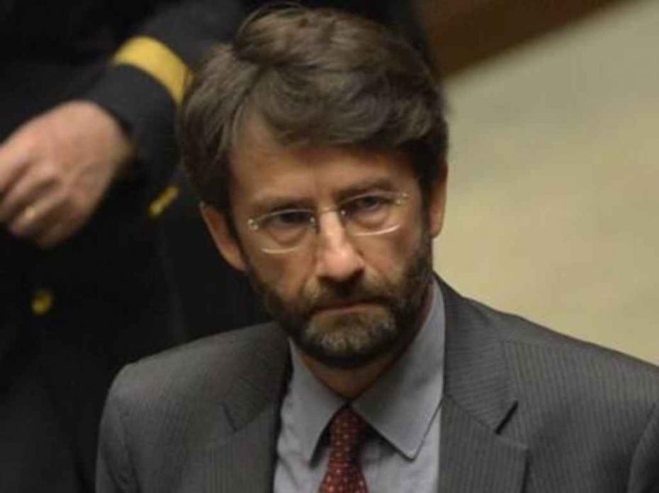 Vamos a la playa oh, oh, oh, oh, oh...Il Ministro della Cultura se la canta