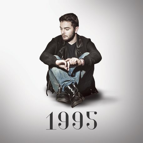 1995 unica new entry della settimana, su podio Jova e Il Volo