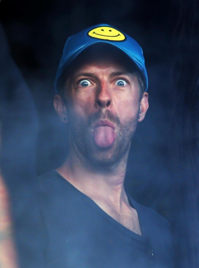 I Coldplay tirano fuori una canzone che, al primo ascolto rimane aggrappata alle pareti del cervello come una tenia fa altrove. Un riff, quello del brano, che ambisce a diventare un classico, con buone probabilitÃ  di riuscirci. Un brano che, in realtÃ , mantiene tutte le caratteristiche tipiche della band, aggiungendo gli ingredienti dei saggi produttori chiamati ad affiancare il fido Rick Simpson, i norvegesi Stargate