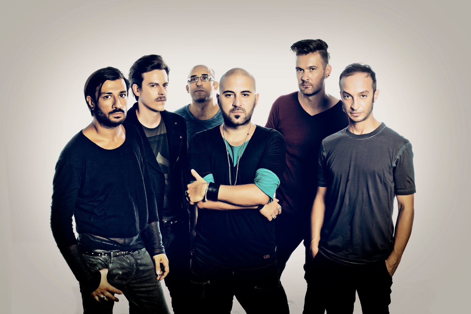 L\'attesa Ã¨ finita, il gruppo lancia il singolo e dedica ai fan un\'anteprima voce e pianoforte