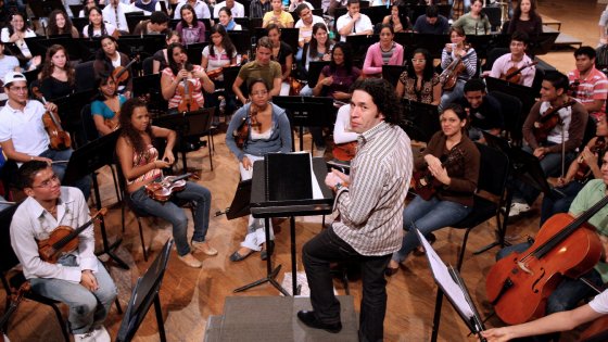 Nato nel 1975 in Venezuela, grazie alla visione di JosÃ¨ Antonio Abreu, El Sistema Ã¨ un metodo pedagogico che punta a integrare i giovani attraverso lâ€™insegnamento gratuito e collettivo della musica. In quaranta anni sono state oltre 2milioni le persone coinvolte