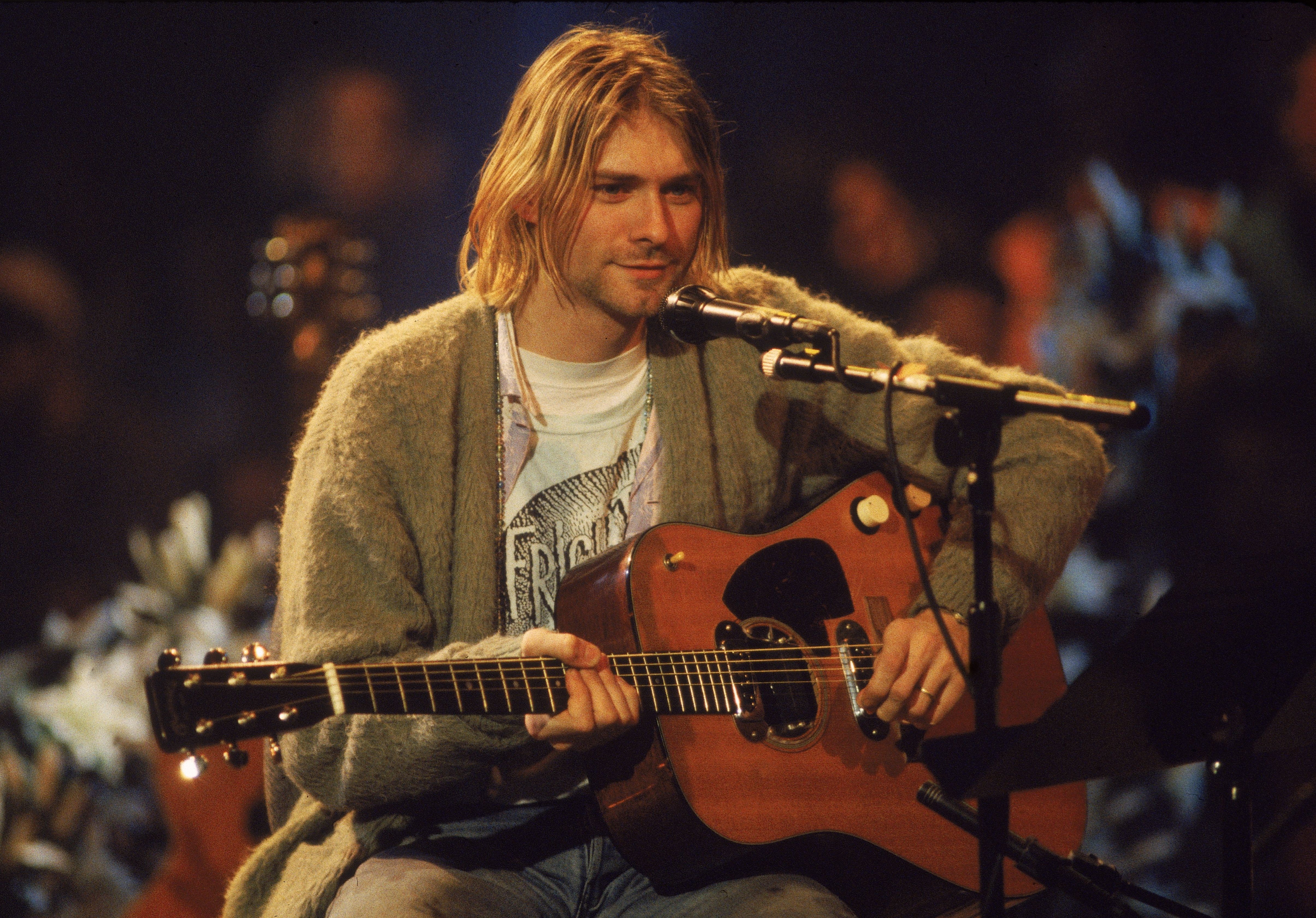 Il leader dei Nirvana indossava il golfino, macchiato e senza un bottone, nell\'ultimo storico MTV Unplugged, pochi mesi prima della sua morte