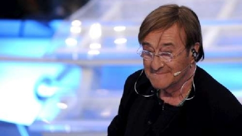 Gli amici del cantautore bolognese si sono dati appuntamento nella sua casa per una serata tra ricordi e commozione