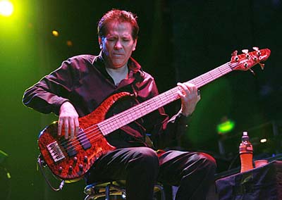 Il musicista si Ã¨ spento a 59 anni nella sua casa di Los Angeles dopo anni di lotta contro la terribile malattia. Era entrato nel gruppo nel 1982 per lasciarlo nei primi anni 2000