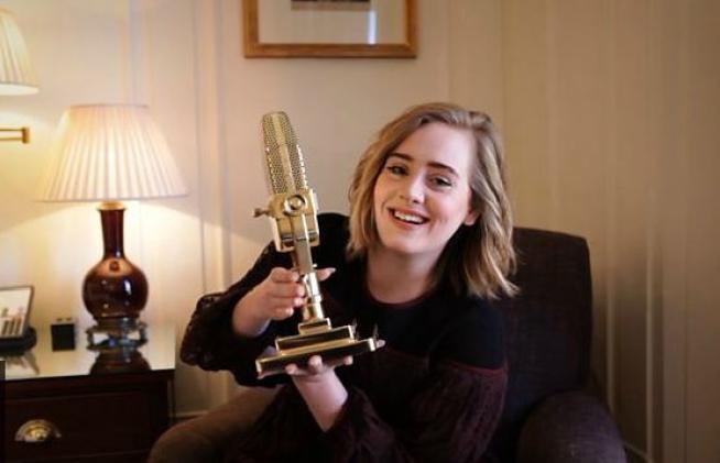 La cantante vince il premio come miglior artista inglese dell'anno e quello per il miglior live, mentre la boy band regala ai fan una performance 