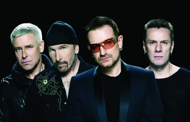 Tutte le fotonotizie Seleziona la sezione 25 maggio 2015 U2, The Edge non ricorda gli accordi e Bono fa suonare la chitarra a un fan